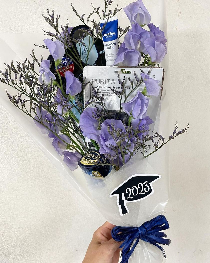 20人の花嫁さんとお花屋さんに聞いた！コスメブーケの内容と作り方・ラッピングのコツ🧴💐にて紹介している画像