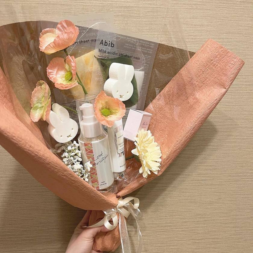 20人の花嫁さんとお花屋さんに聞いた！コスメブーケの内容と