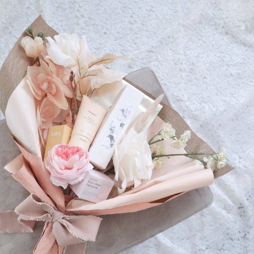 20人の花嫁さんとお花屋さんに聞いた！コスメブーケの内容と作り方・ラッピングのコツ🧴💐にて紹介している画像
