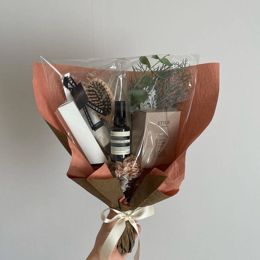 20人の花嫁さんとお花屋さんに聞いた！コスメブーケの内容と作り方・ラッピングのコツ🧴💐にて紹介している画像