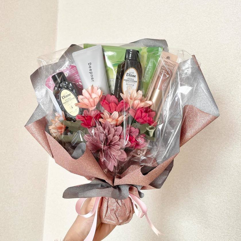 20人の花嫁さんとお花屋さんに聞いた！コスメブーケの内容と