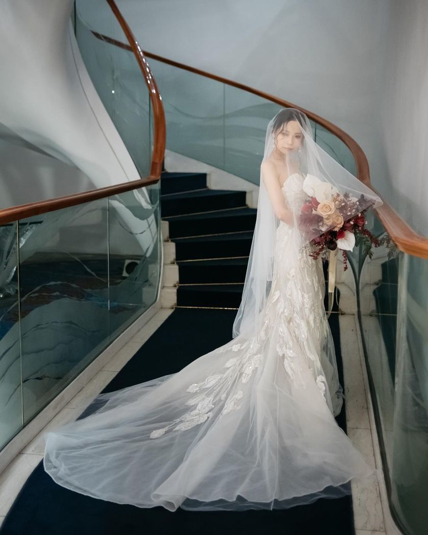 Genius Designer Who Started Making Dresses at the Age of 9 ✂ A Special Feature on "Elie Saab" Dresses Selected by Son Ye-jin from "Crash Landing on You"にて紹介している画像