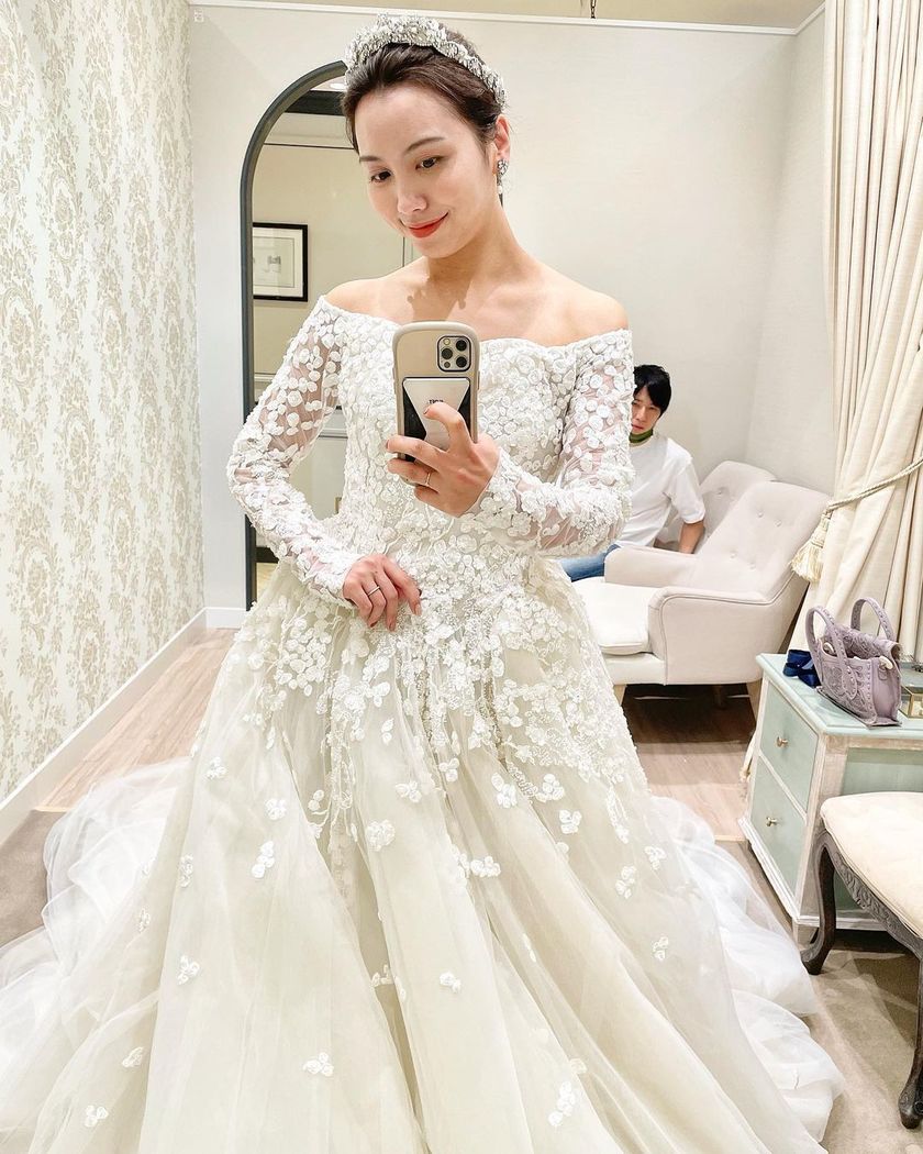 Genius Designer Who Started Making Dresses at the Age of 9 ✂ A Special Feature on "Elie Saab" Dresses Selected by Son Ye-jin from "Crash Landing on You"にて紹介している画像