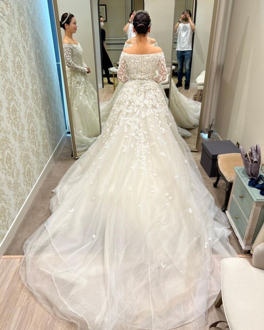 Genius Designer Who Started Making Dresses at the Age of 9 ✂ A Special Feature on "Elie Saab" Dresses Selected by Son Ye-jin from "Crash Landing on You"にて紹介している画像