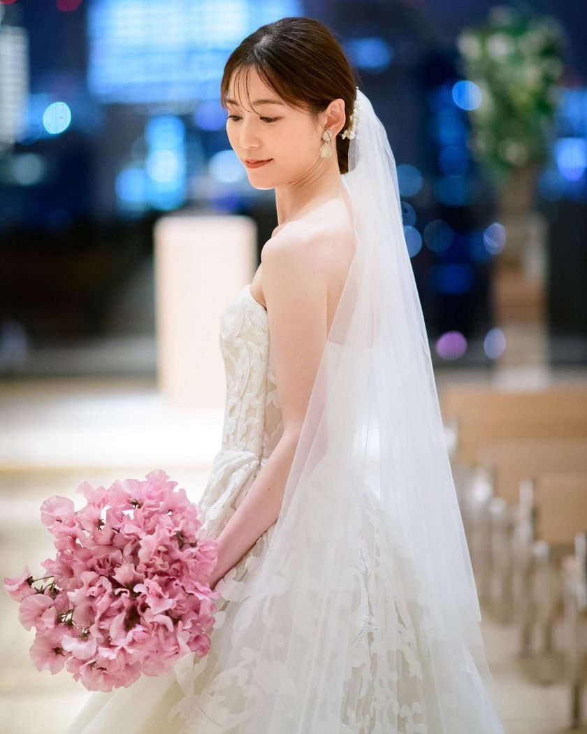 Genius Designer Who Started Making Dresses at the Age of 9 ✂ A Special Feature on "Elie Saab" Dresses Selected by Son Ye-jin from "Crash Landing on You"にて紹介している画像