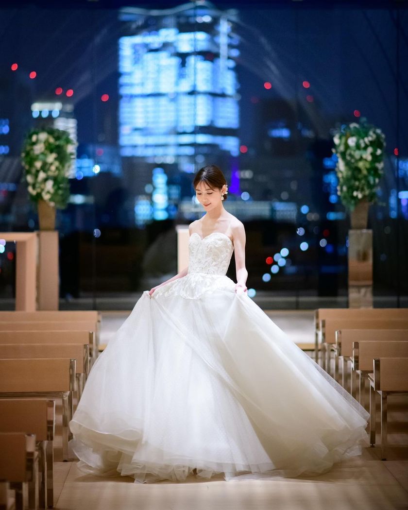 Genius Designer Who Started Making Dresses at the Age of 9 ✂ A Special Feature on "Elie Saab" Dresses Selected by Son Ye-jin from "Crash Landing on You"にて紹介している画像