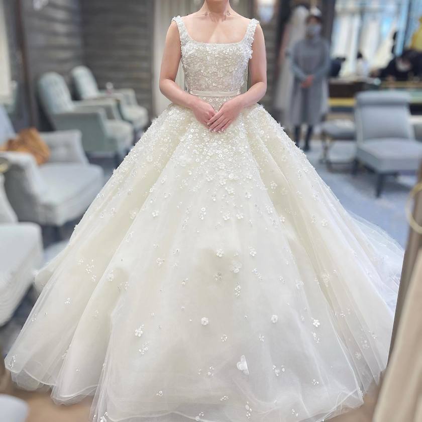 Genius Designer Who Started Making Dresses at the Age of 9 ✂ A Special Feature on "Elie Saab" Dresses Selected by Son Ye-jin from "Crash Landing on You"にて紹介している画像