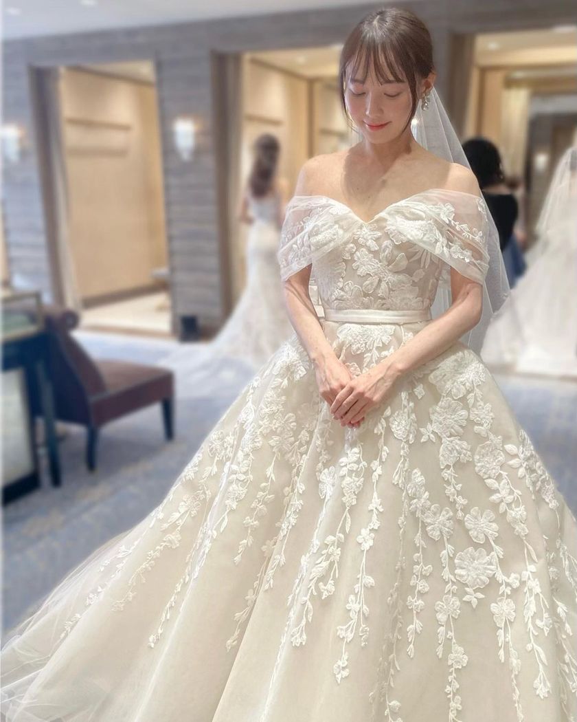 Genius Designer Who Started Making Dresses at the Age of 9 ✂ A Special Feature on "Elie Saab" Dresses Selected by Son Ye-jin from "Crash Landing on You"にて紹介している画像