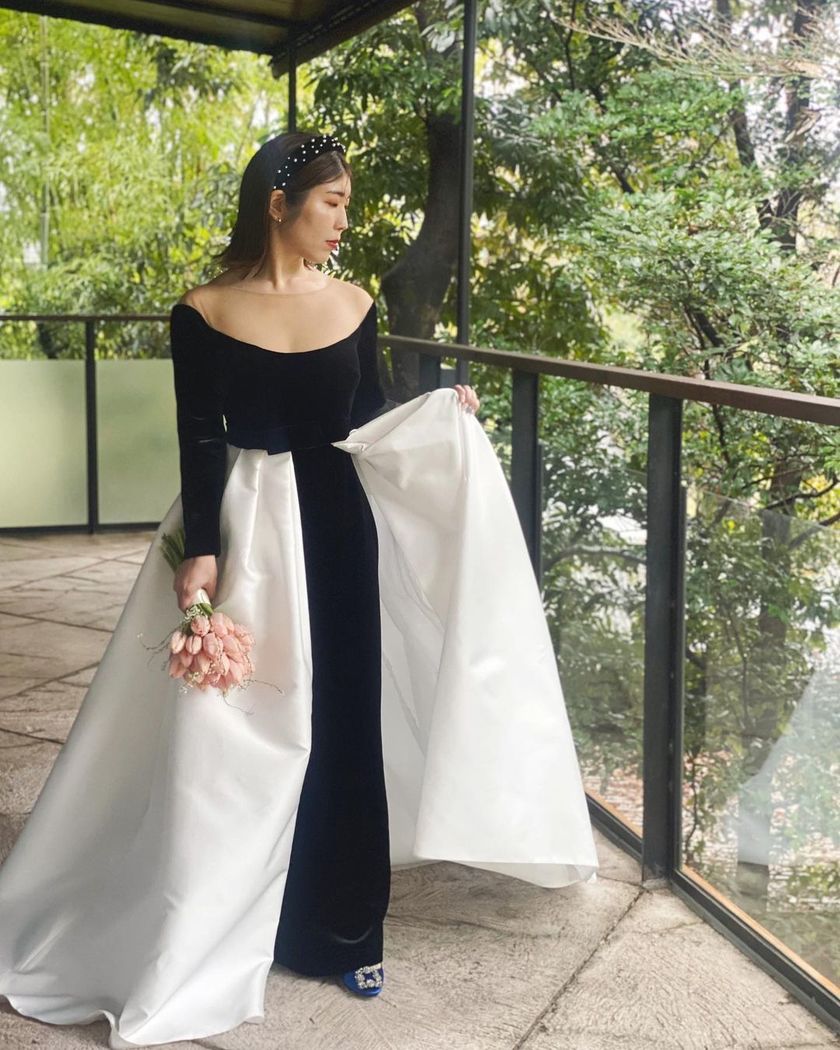 Feminine and modern are the keywords 🤍 A feature on the elegant wedding dresses of "Monique Lhuillier" 🤍にて紹介している画像