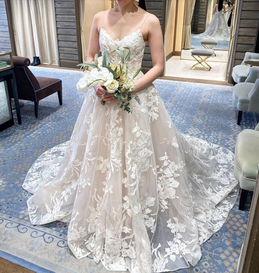 Feminine and modern are the keywords 🤍 A feature on the elegant wedding dresses of "Monique Lhuillier" 🤍にて紹介している画像