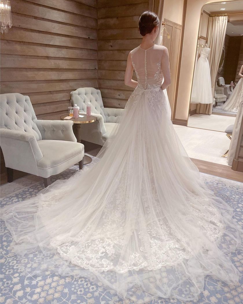 Feminine and modern are the keywords 🤍 A feature on the elegant wedding dresses of "Monique Lhuillier" 🤍にて紹介している画像