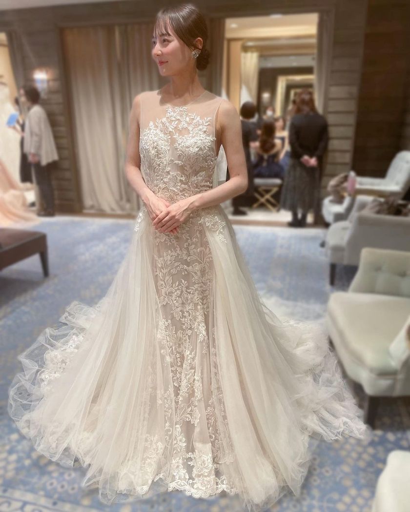 Feminine and modern are the keywords 🤍 A feature on the elegant wedding dresses of "Monique Lhuillier" 🤍にて紹介している画像