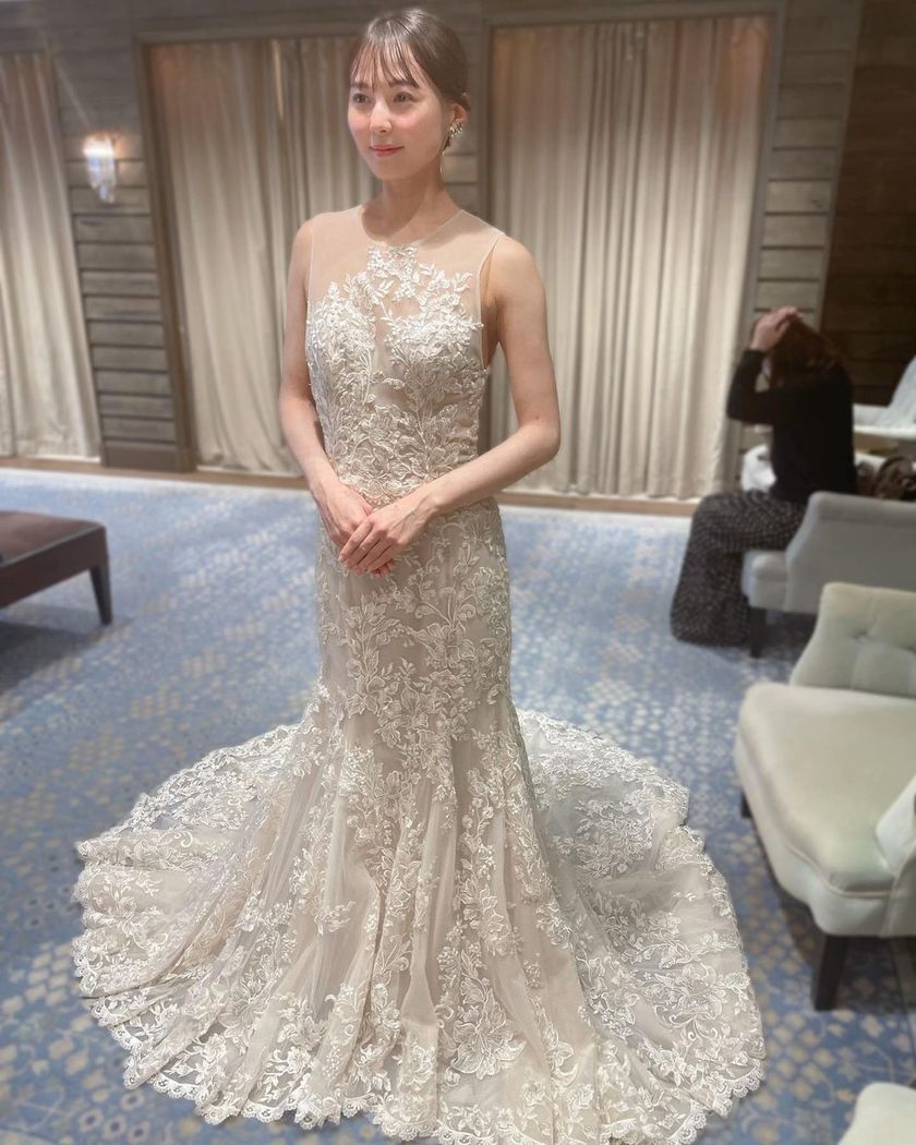 Feminine and modern are the keywords 🤍 A feature on the elegant wedding dresses of "Monique Lhuillier" 🤍にて紹介している画像