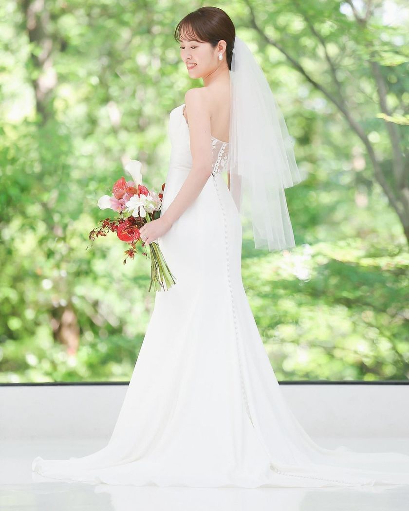 Feminine and modern are the keywords 🤍 A feature on the elegant wedding dresses of "Monique Lhuillier" 🤍にて紹介している画像