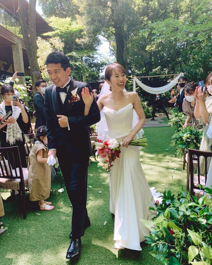 Feminine and modern are the keywords 🤍 A feature on the elegant wedding dresses of "Monique Lhuillier" 🤍にて紹介している画像