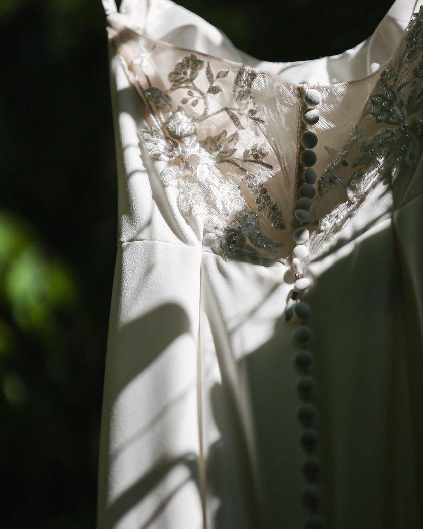 Feminine and modern are the keywords 🤍 A feature on the elegant wedding dresses of "Monique Lhuillier" 🤍にて紹介している画像