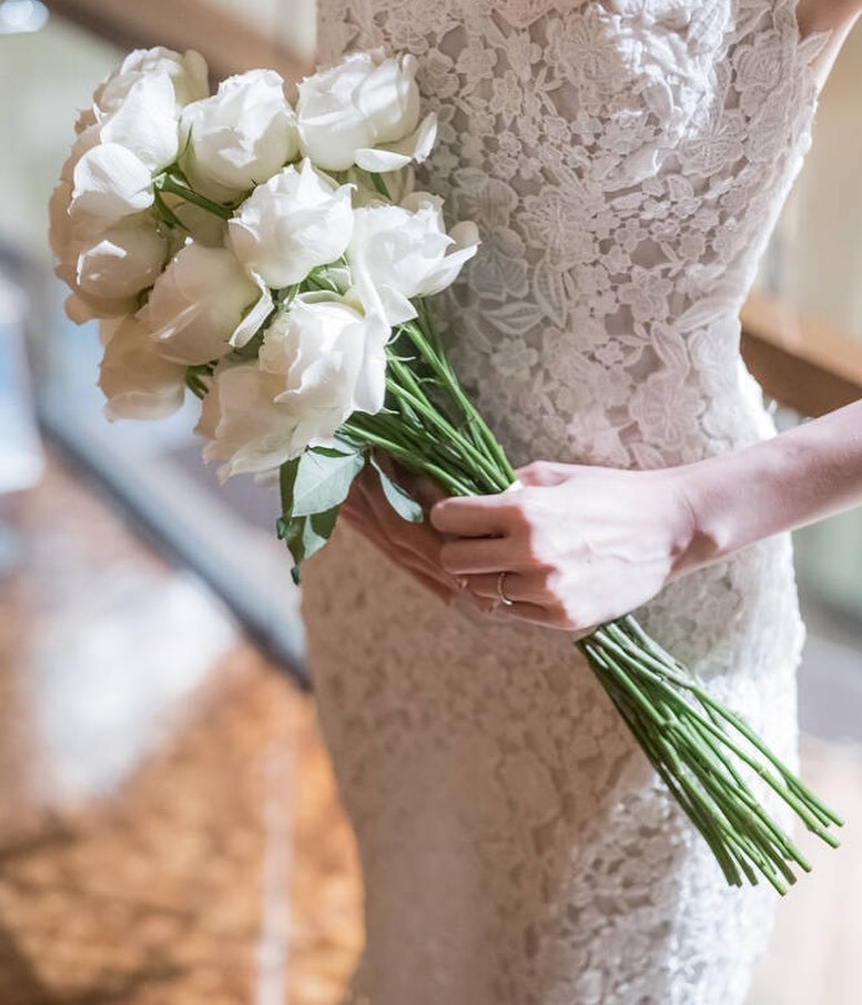 Feminine and modern are the keywords 🤍 A feature on the elegant wedding dresses of "Monique Lhuillier" 🤍にて紹介している画像
