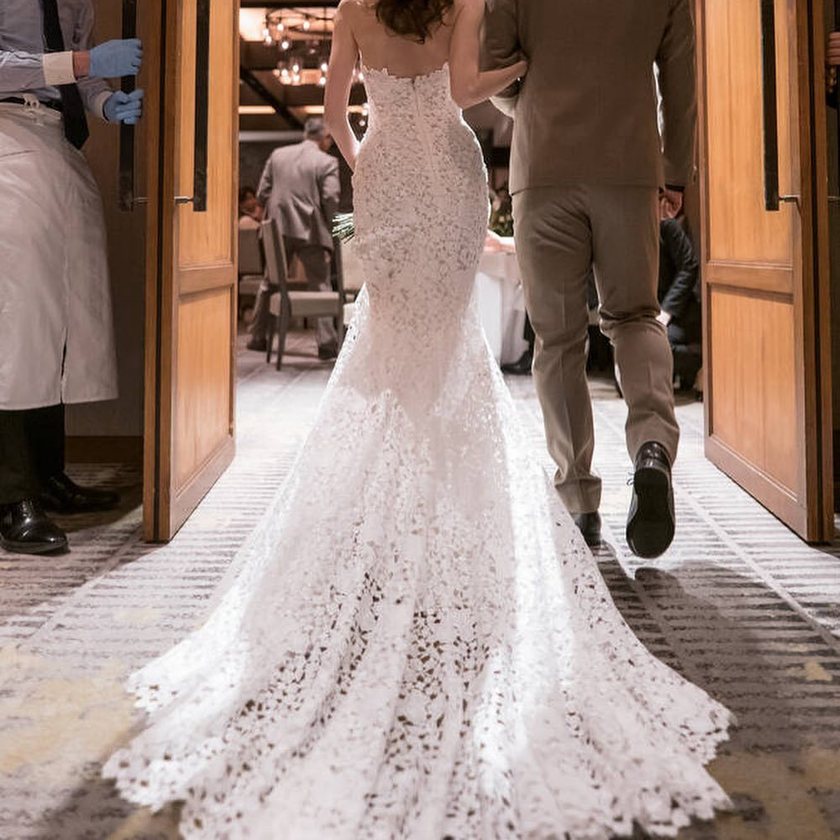 Feminine and modern are the keywords 🤍 A feature on the elegant wedding dresses of "Monique Lhuillier" 🤍にて紹介している画像