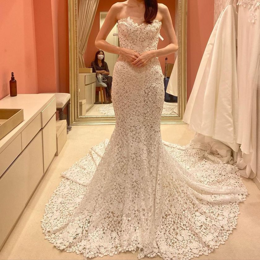 Feminine and modern are the keywords 🤍 A feature on the elegant wedding dresses of "Monique Lhuillier" 🤍にて紹介している画像