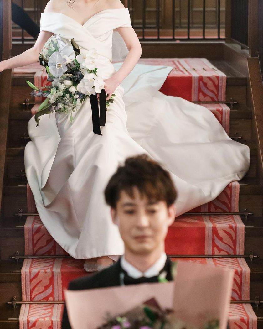 Feminine and modern are the keywords 🤍 A feature on the elegant wedding dresses of "Monique Lhuillier" 🤍にて紹介している画像