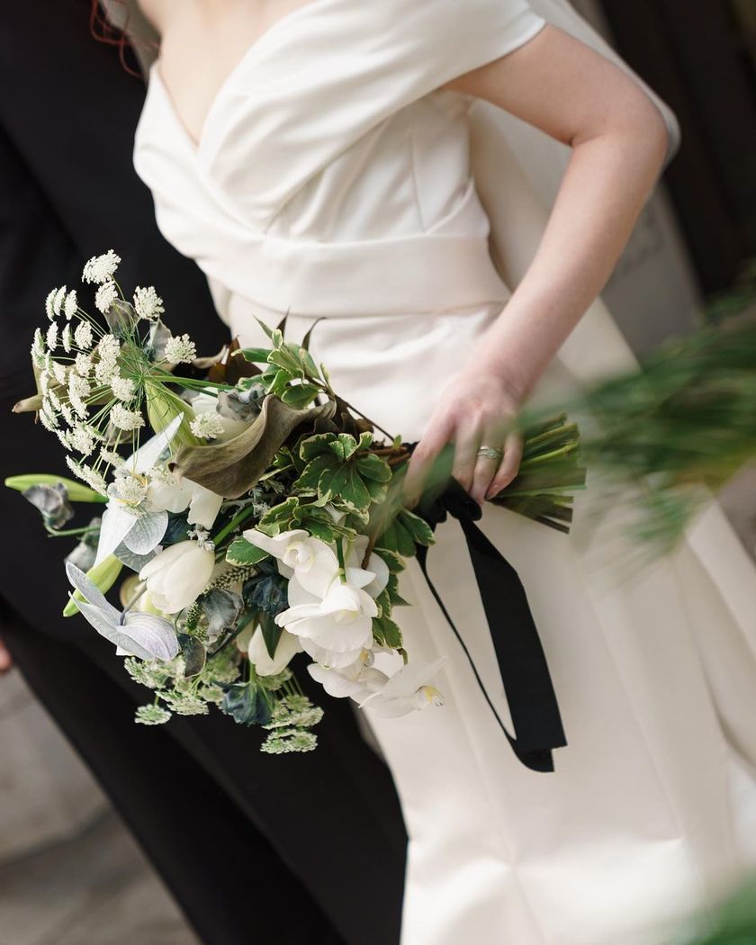 Feminine and modern are the keywords 🤍 A feature on the elegant wedding dresses of "Monique Lhuillier" 🤍にて紹介している画像