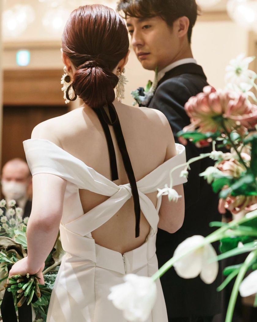 Feminine and modern are the keywords 🤍 A feature on the elegant wedding dresses of "Monique Lhuillier" 🤍にて紹介している画像