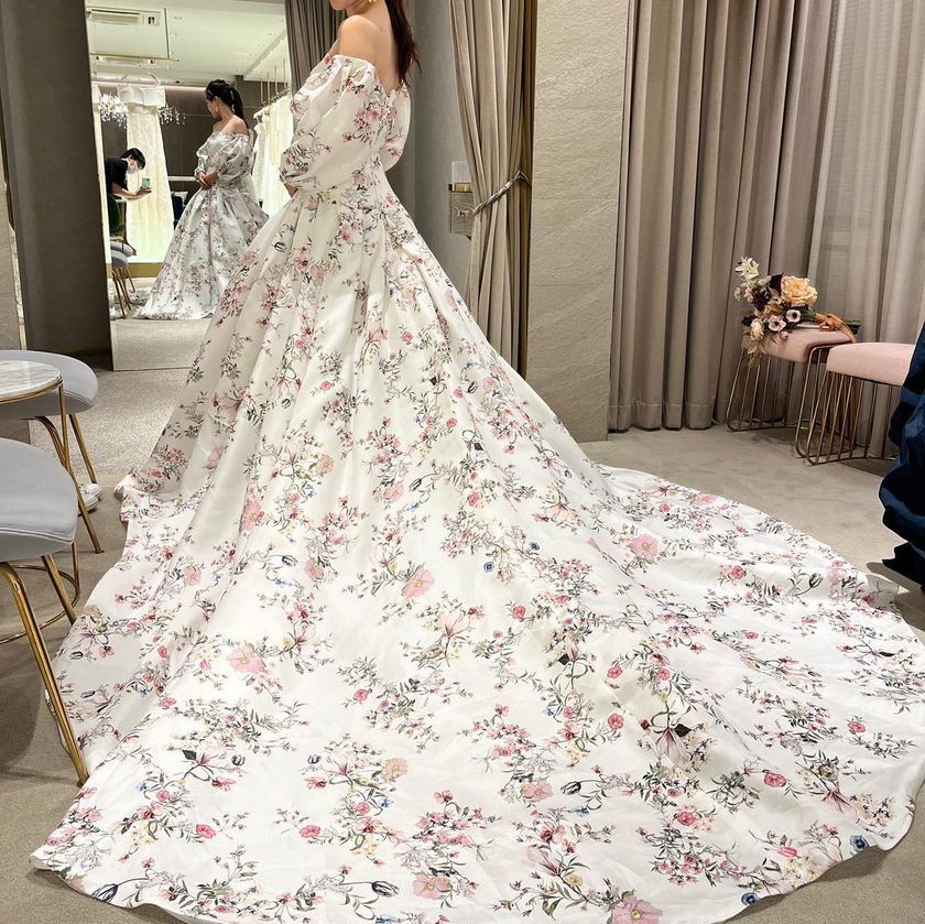 Feminine and modern are the keywords 🤍 A feature on the elegant wedding dresses of "Monique Lhuillier" 🤍にて紹介している画像
