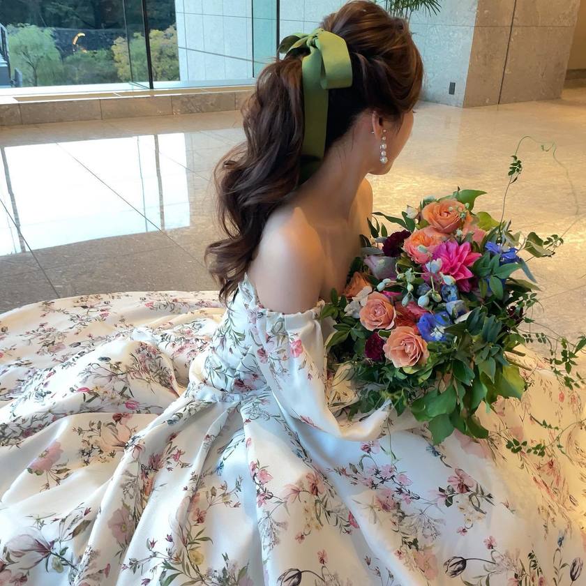 Feminine and modern are the keywords 🤍 A feature on the elegant wedding dresses of "Monique Lhuillier" 🤍にて紹介している画像