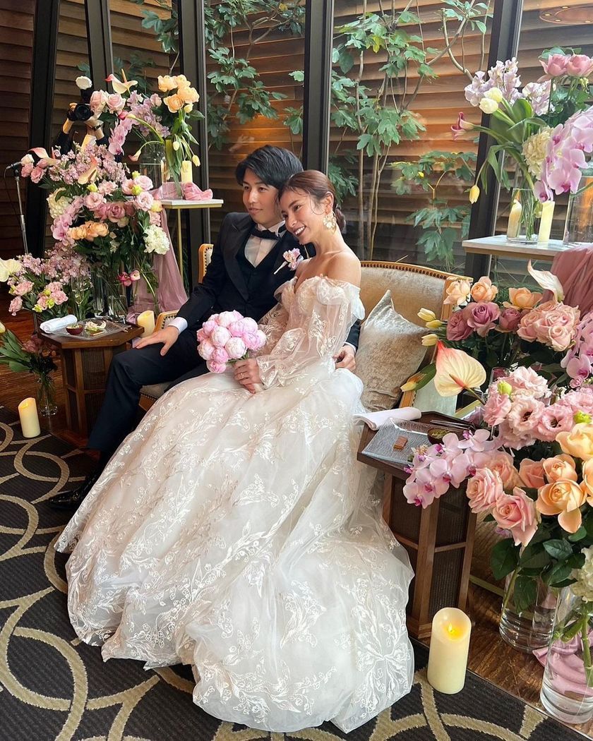 Feminine and modern are the keywords 🤍 A feature on the elegant wedding dresses of "Monique Lhuillier" 🤍にて紹介している画像