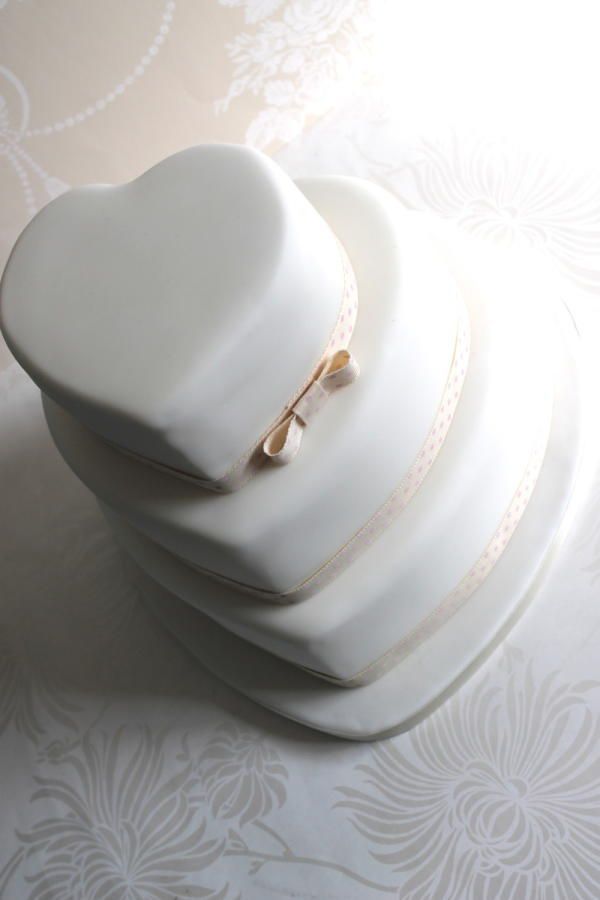 New Wedding Cake Trends! Falling in Love at First Sight with Adorable Heart Cakes ♡にて紹介している画像