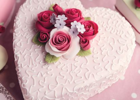 ウェディングケーキはどんなデザインにする？丸も四角も可愛いけど、愛にいーっぱいあふれた結婚式。ウェディングケーキもハートにしちゃったらいかが？女の子らしさあふれるガーリーなケーキは見ているだけで幸せでメロメロ♡