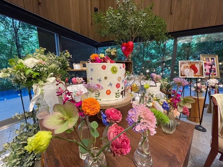 Are there certain flowers that cannot be specified depending on the season? Check with actual wedding photos [Bouquet and Floral Decoration Calendar].にて紹介している画像