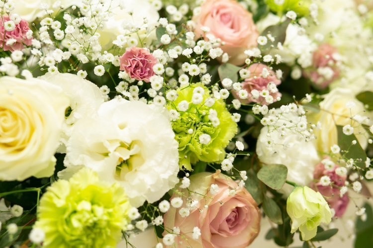 Are there certain flowers that cannot be specified depending on the season? Check with actual wedding photos [Bouquet and Floral Decoration Calendar].にて紹介している画像