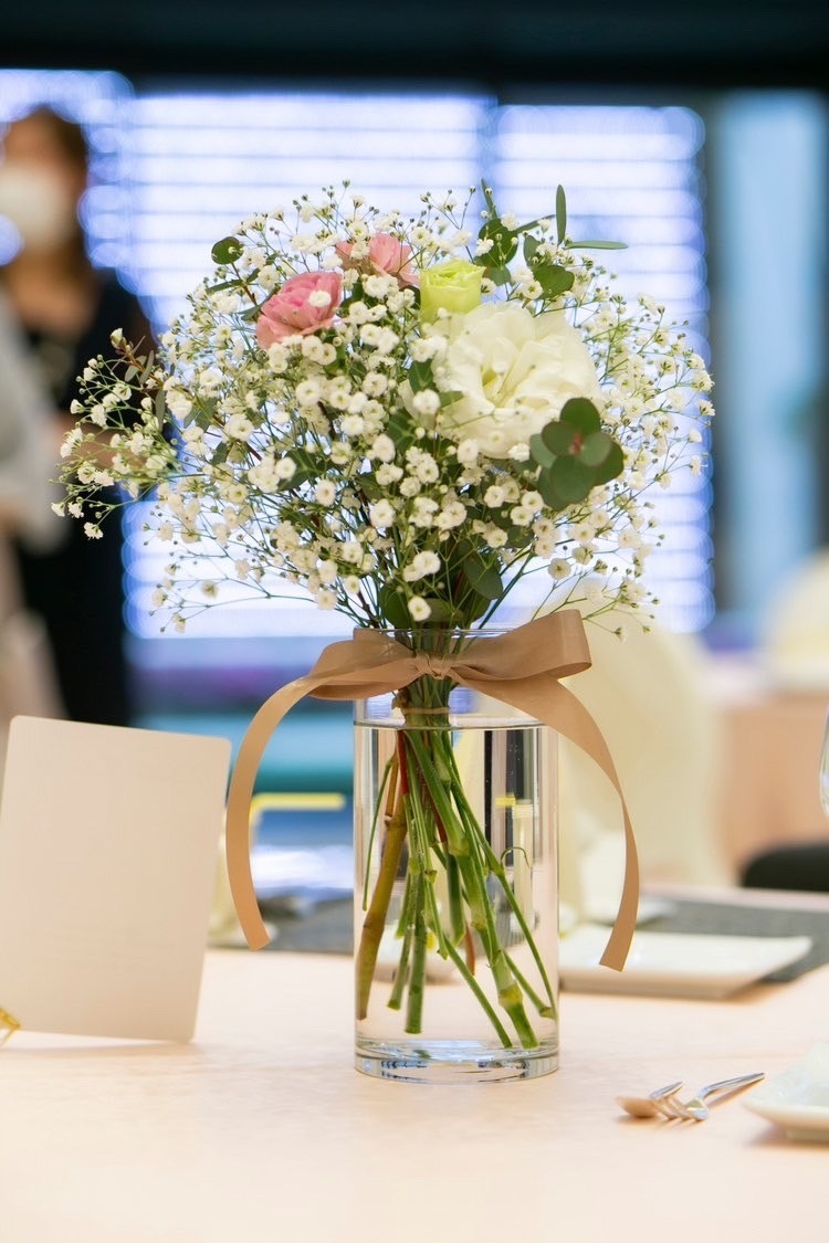 Are there certain flowers that cannot be specified depending on the season? Check with actual wedding photos [Bouquet and Floral Decoration Calendar].にて紹介している画像