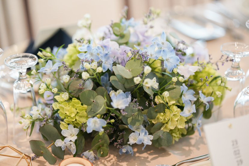 Are there certain flowers that cannot be specified depending on the season? Check with actual wedding photos [Bouquet and Floral Decoration Calendar].にて紹介している画像