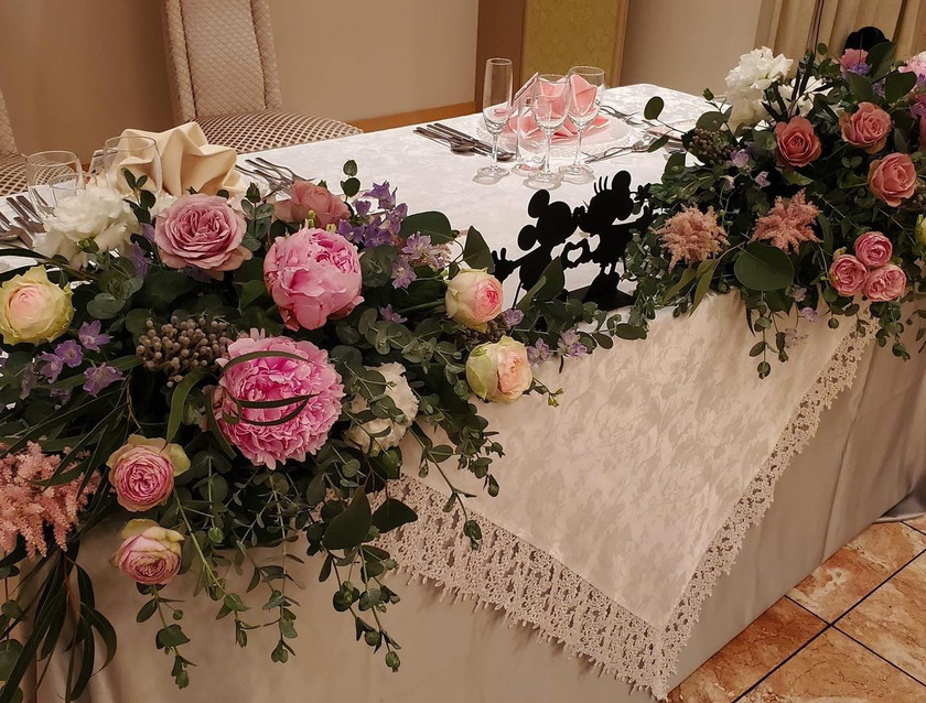 Are there certain flowers that cannot be specified depending on the season? Check with actual wedding photos [Bouquet and Floral Decoration Calendar].にて紹介している画像