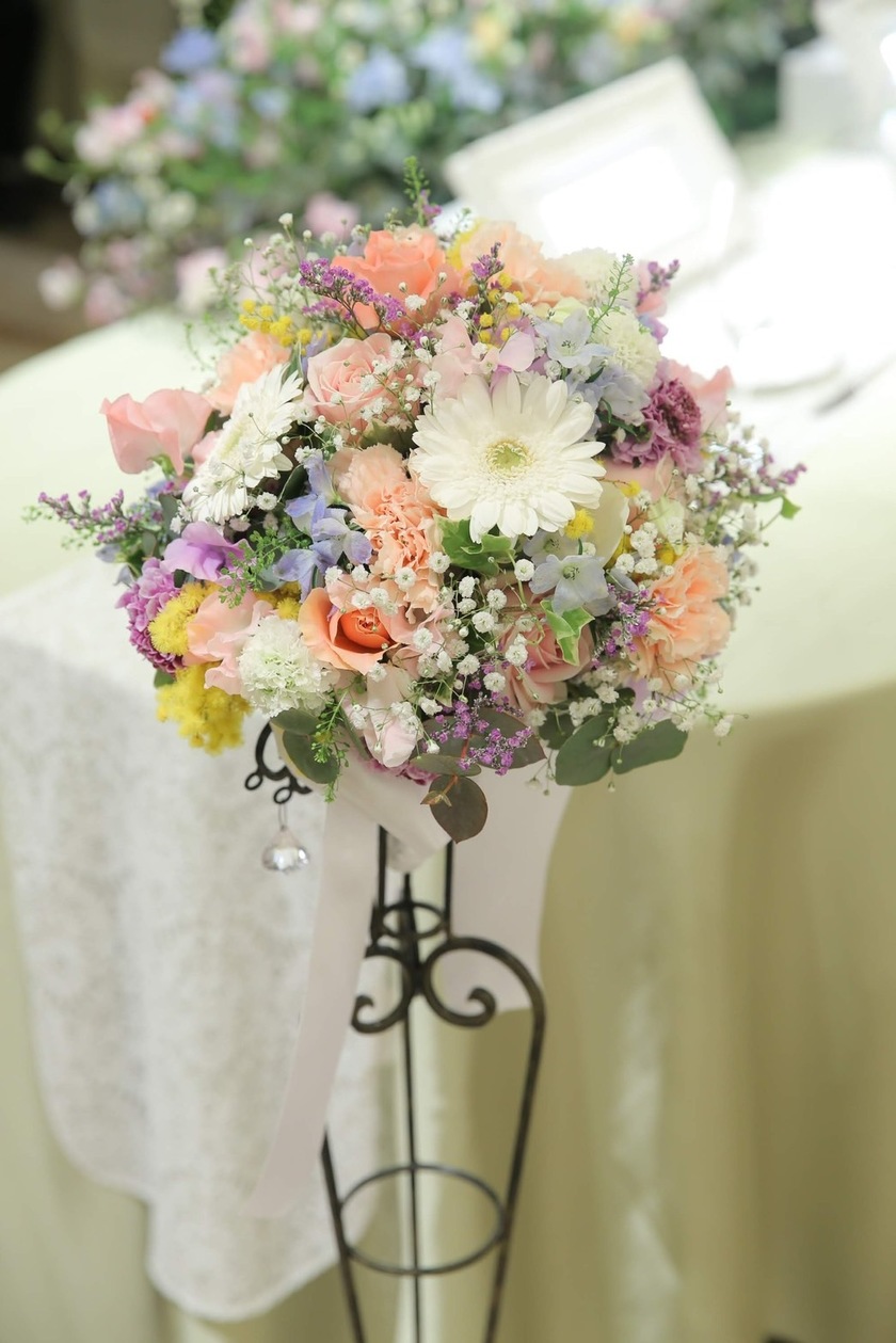Are there certain flowers that cannot be specified depending on the season? Check with actual wedding photos [Bouquet and Floral Decoration Calendar].にて紹介している画像