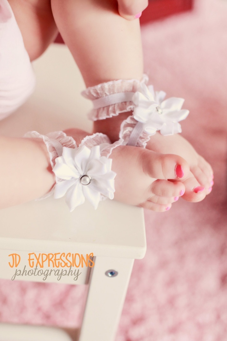 "DIY Delight: Enjoying a Barefoot Beach Wedding with Handmade 'Barefoot Sandals' ♡"にて紹介している画像