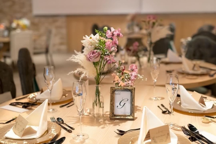 Are there certain flowers that cannot be specified depending on the season? Check with actual wedding photos [Bouquet and Floral Decoration Calendar].にて紹介している画像