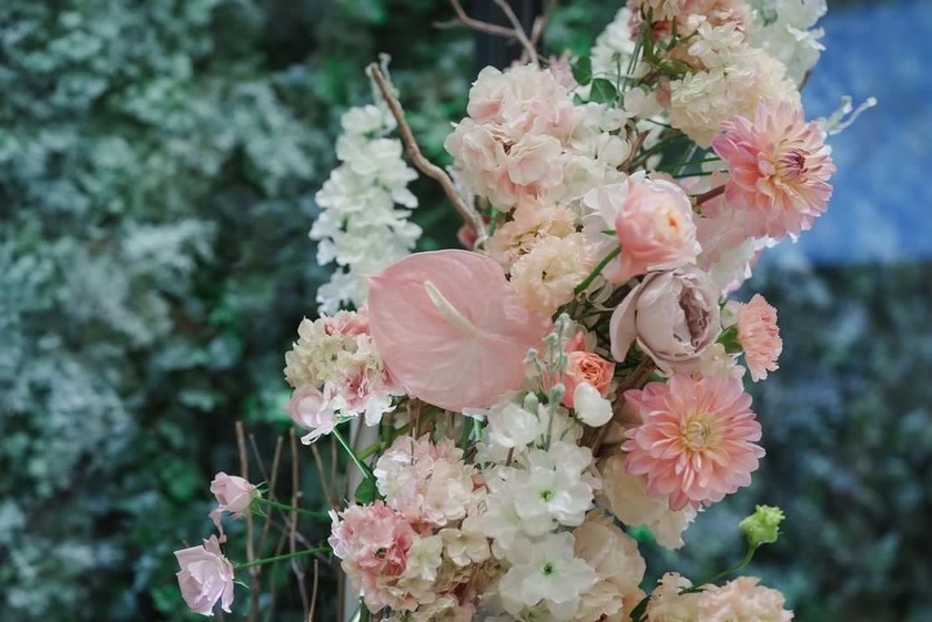 Are there certain flowers that cannot be specified depending on the season? Check with actual wedding photos [Bouquet and Floral Decoration Calendar].にて紹介している画像
