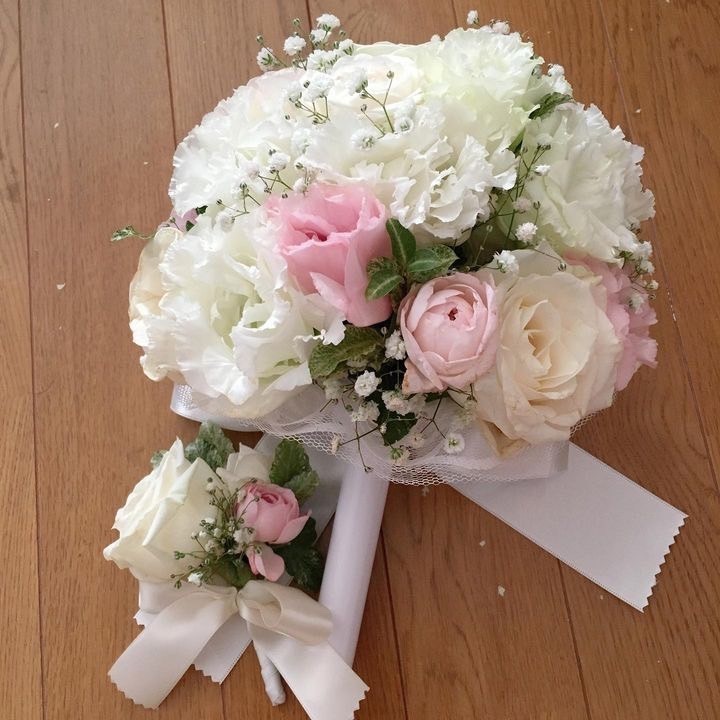 Are there certain flowers that cannot be specified depending on the season? Check with actual wedding photos [Bouquet and Floral Decoration Calendar].にて紹介している画像