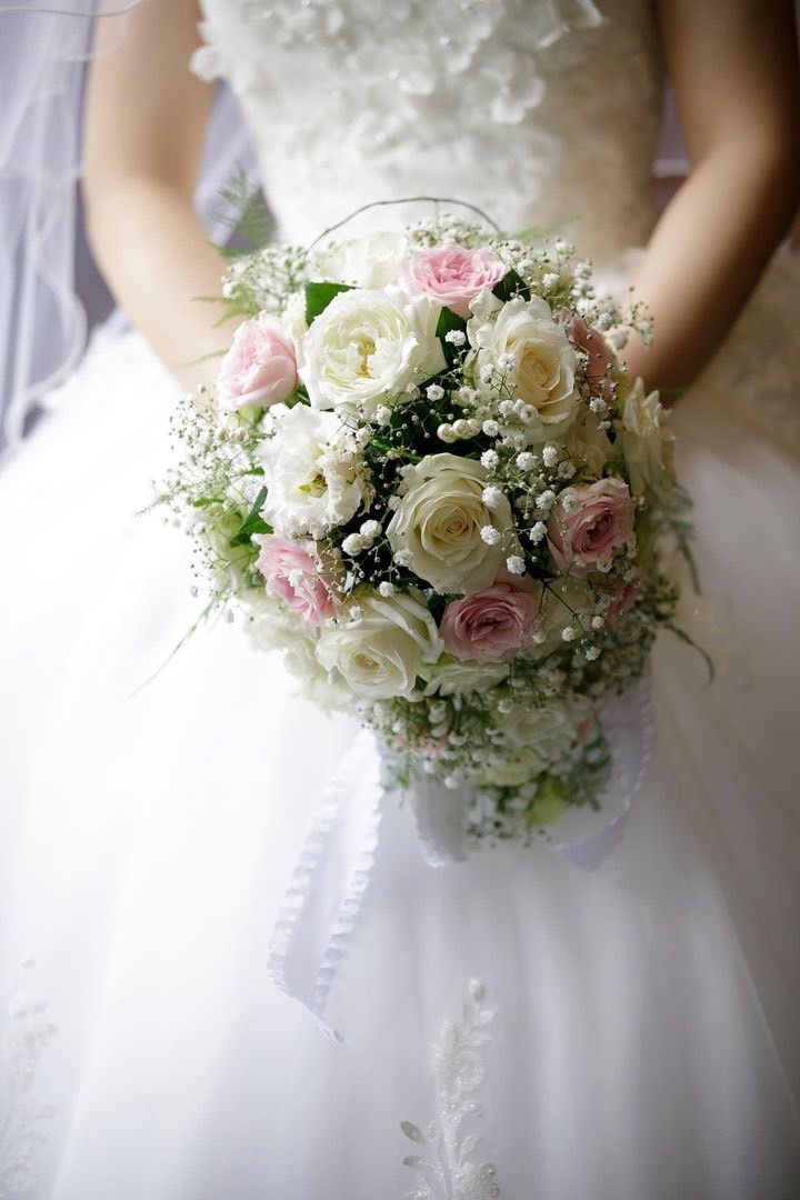 Are there certain flowers that cannot be specified depending on the season? Check with actual wedding photos [Bouquet and Floral Decoration Calendar].にて紹介している画像
