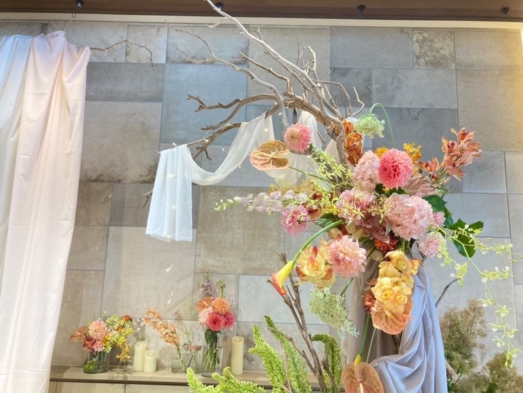 Are there certain flowers that cannot be specified depending on the season? Check with actual wedding photos [Bouquet and Floral Decoration Calendar].にて紹介している画像