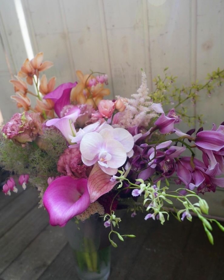 Are there certain flowers that cannot be specified depending on the season? Check with actual wedding photos [Bouquet and Floral Decoration Calendar].にて紹介している画像