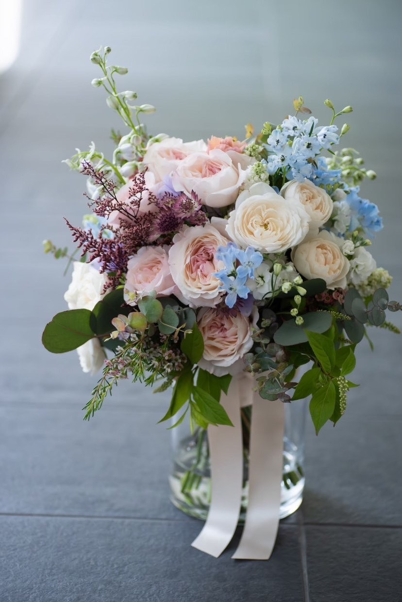 Are there certain flowers that cannot be specified depending on the season? Check with actual wedding photos [Bouquet and Floral Decoration Calendar].にて紹介している画像