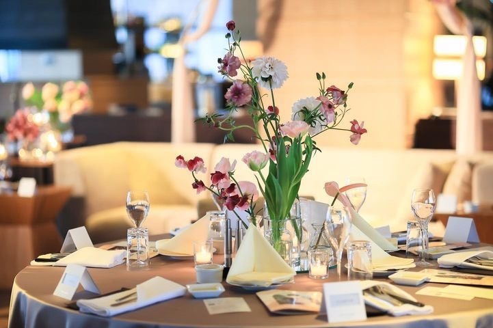 Are there certain flowers that cannot be specified depending on the season? Check with actual wedding photos [Bouquet and Floral Decoration Calendar].にて紹介している画像