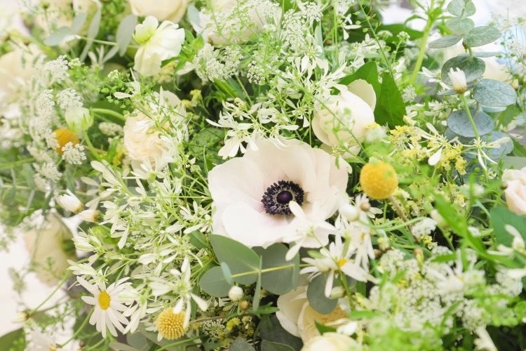 Are there certain flowers that cannot be specified depending on the season? Check with actual wedding photos [Bouquet and Floral Decoration Calendar].にて紹介している画像