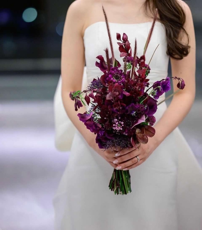 Are there certain flowers that cannot be specified depending on the season? Check with actual wedding photos [Bouquet and Floral Decoration Calendar].にて紹介している画像