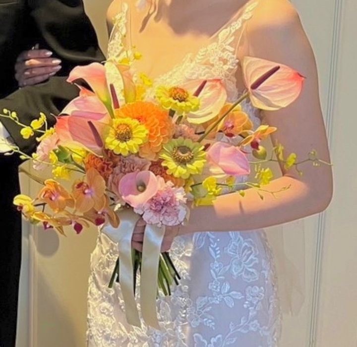 Are there certain flowers that cannot be specified depending on the season? Check with actual wedding photos [Bouquet and Floral Decoration Calendar].にて紹介している画像