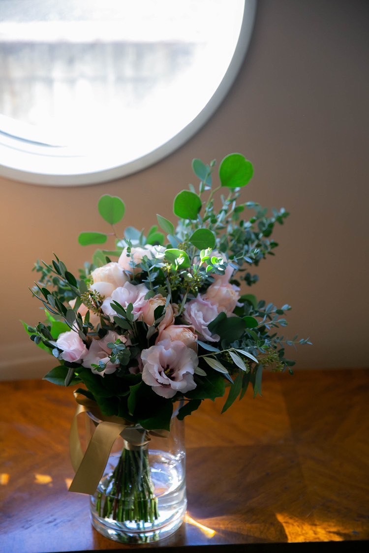 Are there certain flowers that cannot be specified depending on the season? Check with actual wedding photos [Bouquet and Floral Decoration Calendar].にて紹介している画像